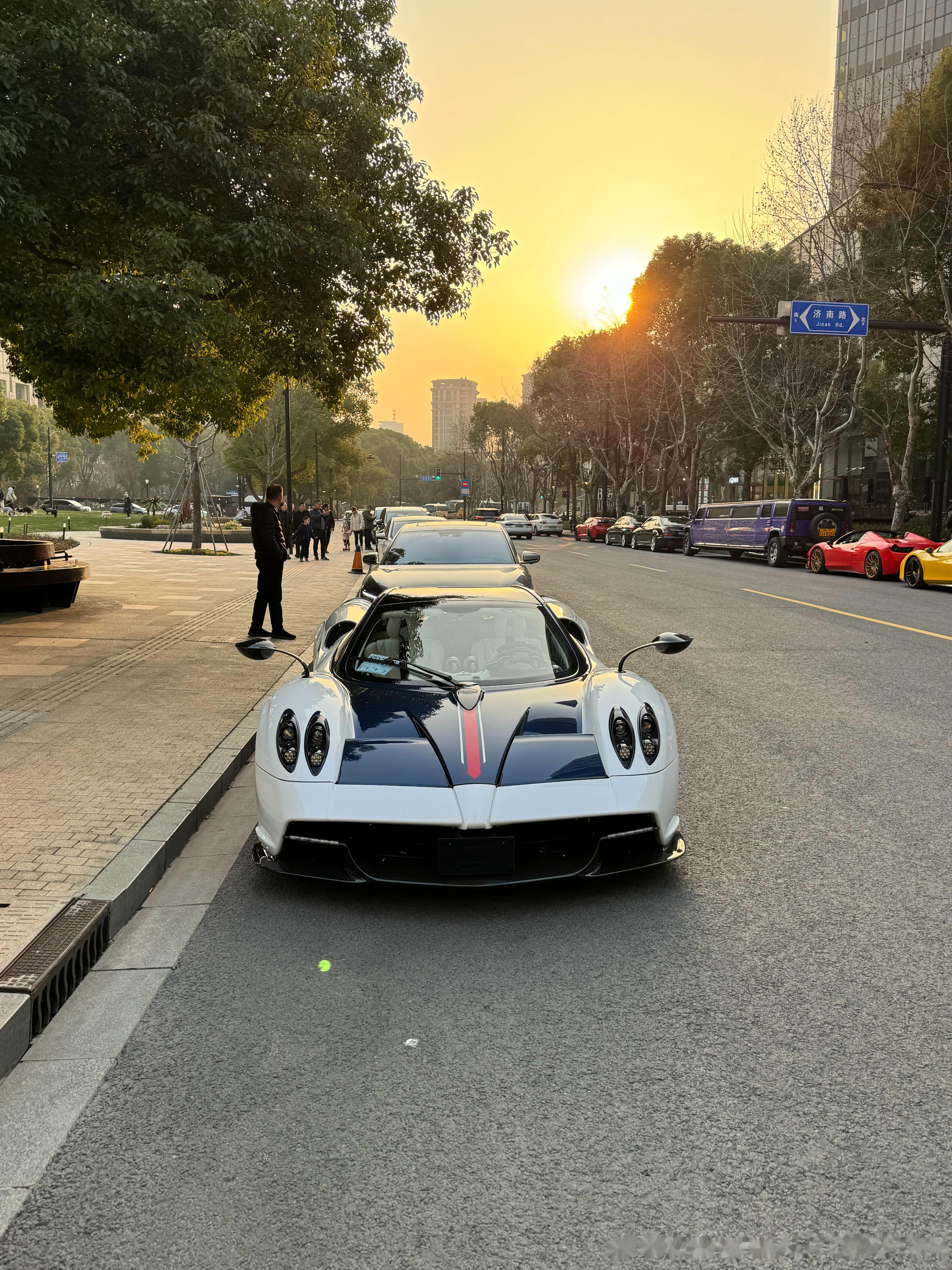 春日午后的帕加尼huayura roadster 阳光是最好的滤镜 蓝白颜色有点