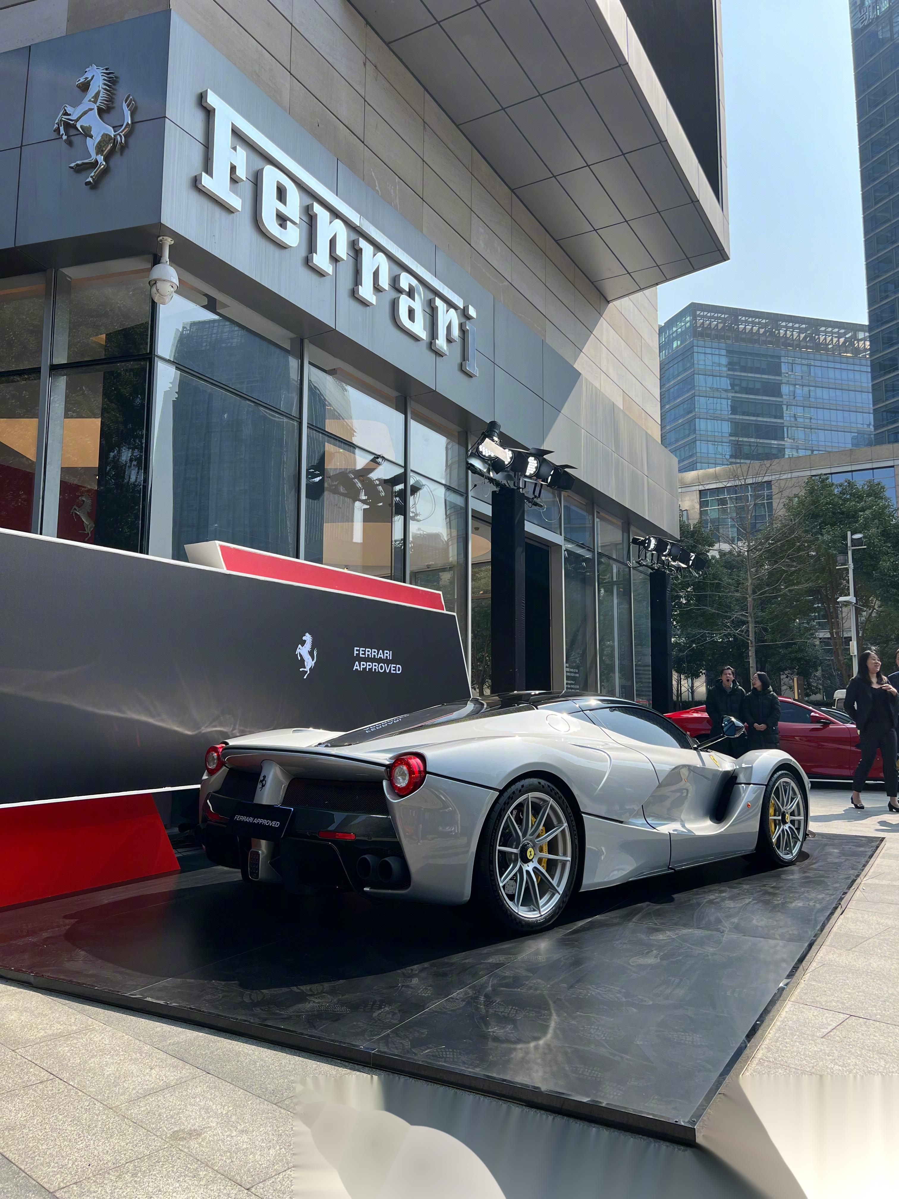 上海出差遇到法拉利活动,好多赛道版车型,还有换了fxxk轮毂的拉法,不