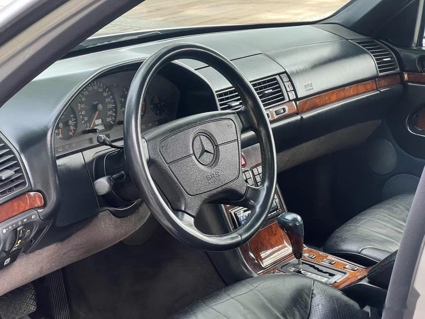 93年的虎头奔s500 我只能说nb 漆面是真好,锃光瓦亮的 内饰保_奔驰s级