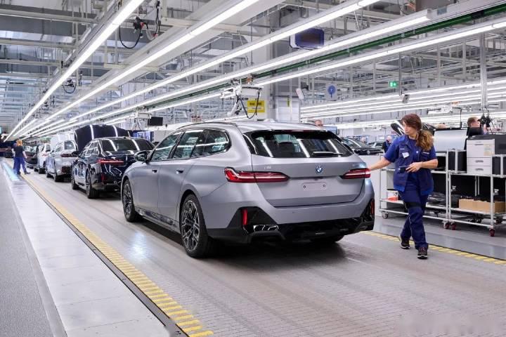 全新宝马5系旅行车近日在宝马集团德国丁格芬工厂正式投产,不仅提供