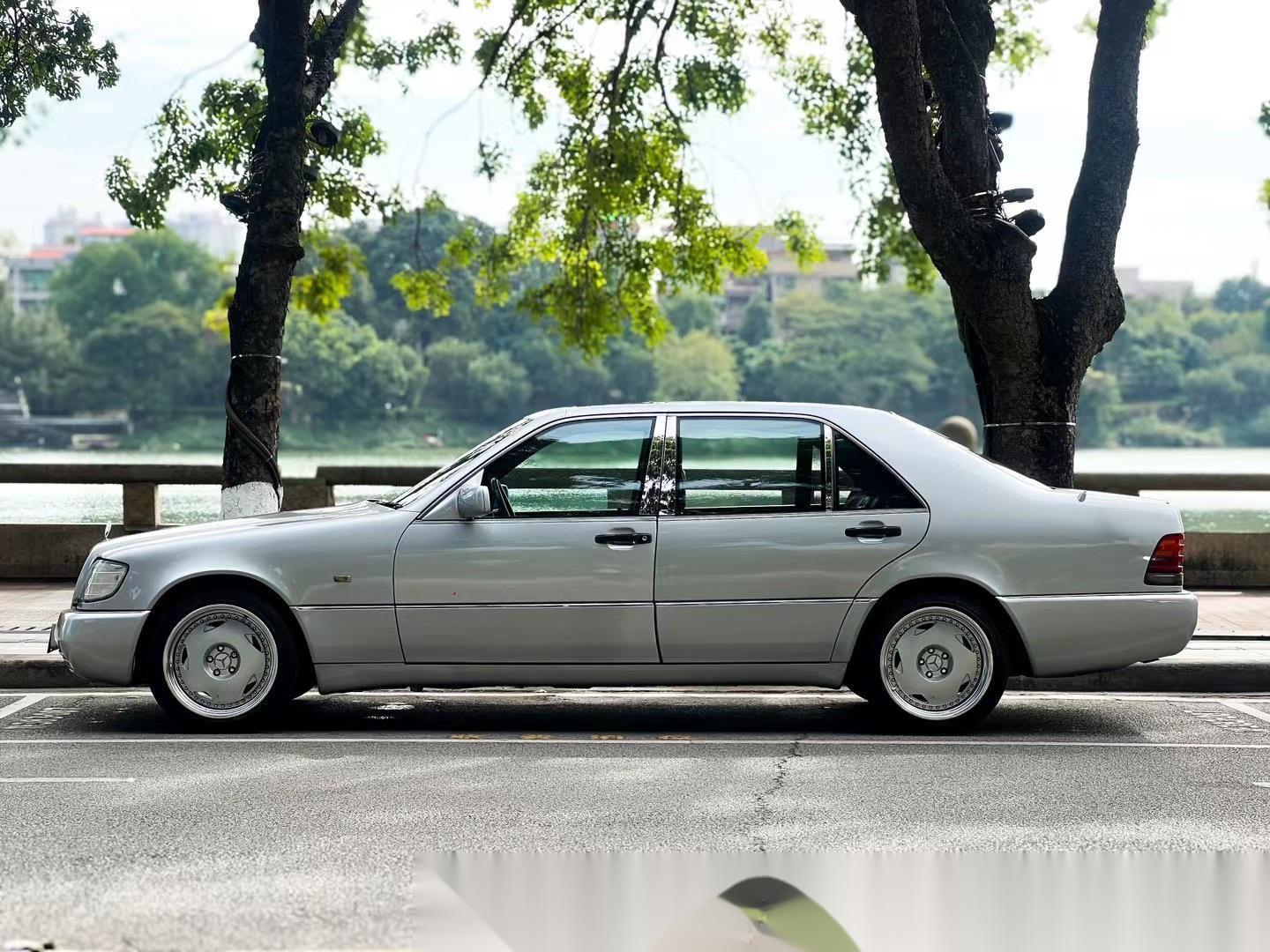 转自pyq 93年的虎头奔s500 我只能说nb 漆面是真好,锃光瓦亮的 内饰保