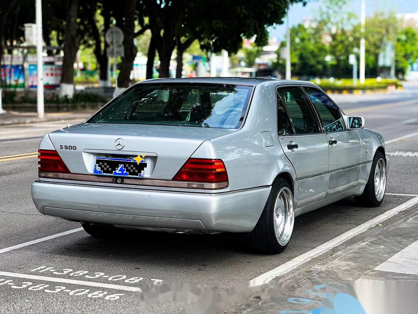 转自pyq 93年的虎头奔s500 我只能说nb 漆面是真好,锃光瓦亮的 内饰保