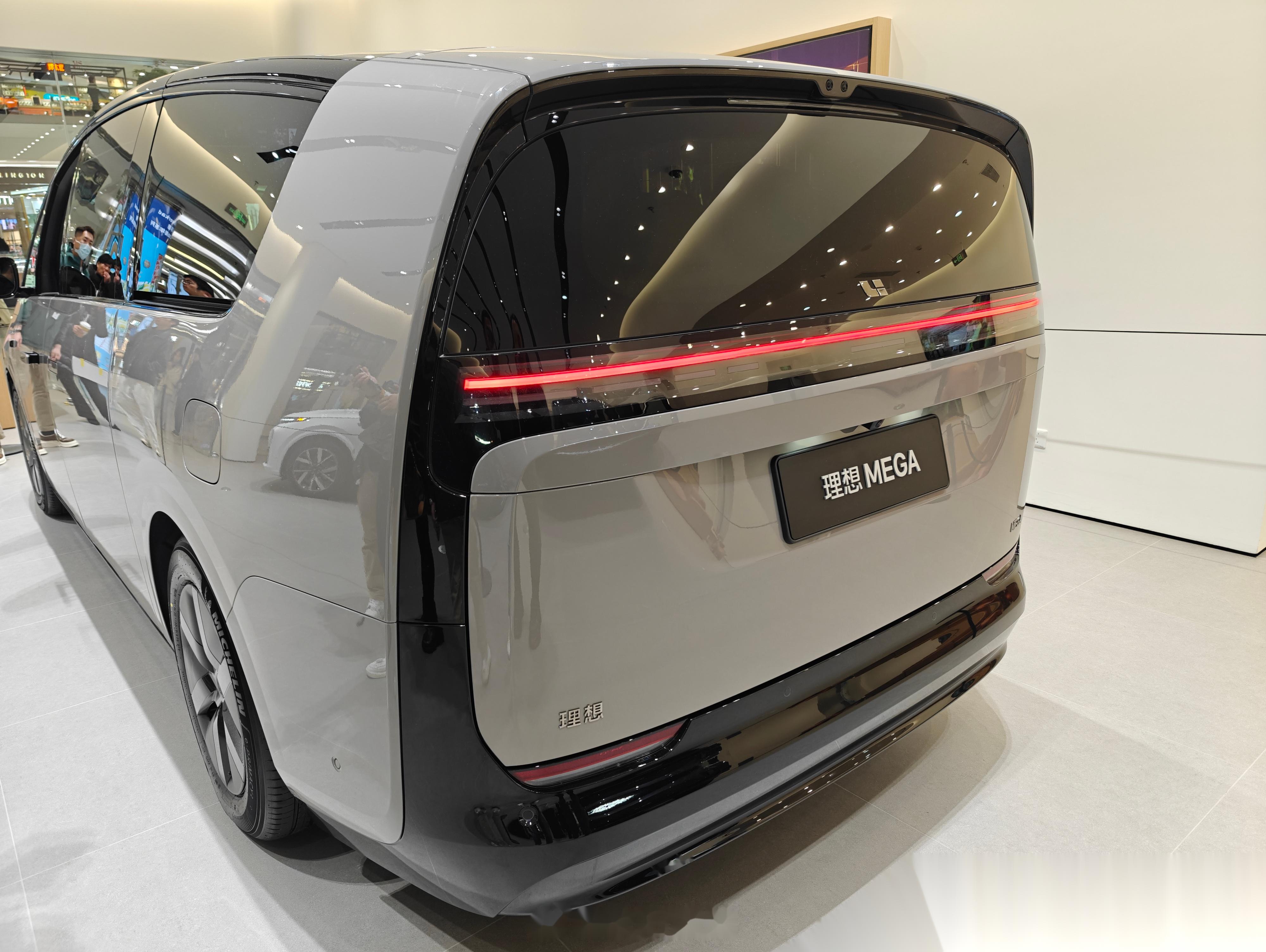 刚刚去理想展厅,果然理想mega已经到店了,从内到外体验了十几分钟吧