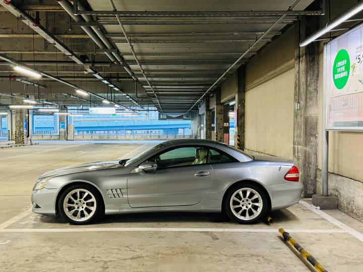 停车场玩乐车展2:宜家奔驰sl350 搜了一下,2010款,3.