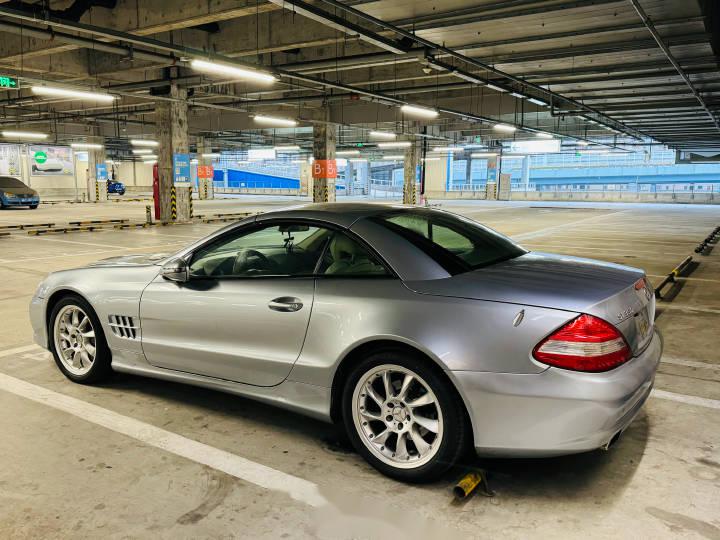 停车场玩乐车展2:宜家奔驰sl350 搜了一下,2010款,3.