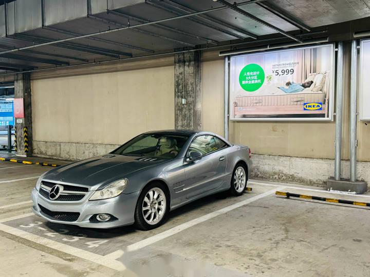 停车场玩乐车展2:宜家奔驰sl350 搜了一下,2010款,3.