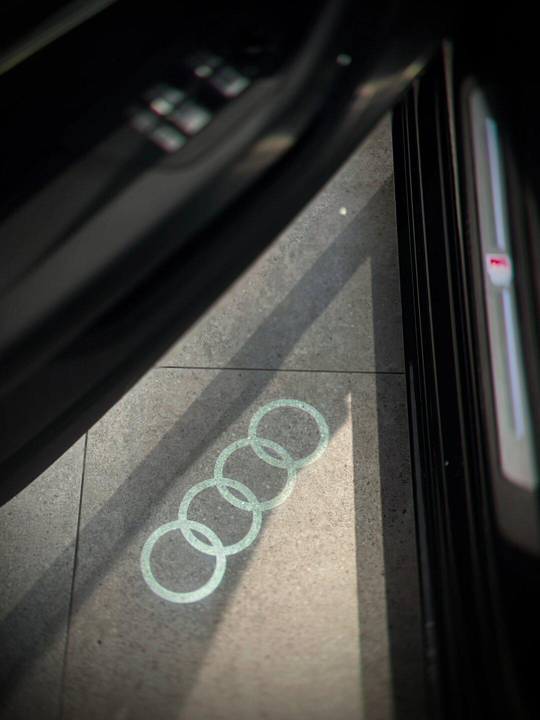 脚前的灯,路上的光.