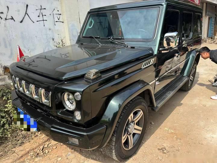 前两天去个修理厂看了台国产大g,北汽的bj80,别的先不说,单论气场确实