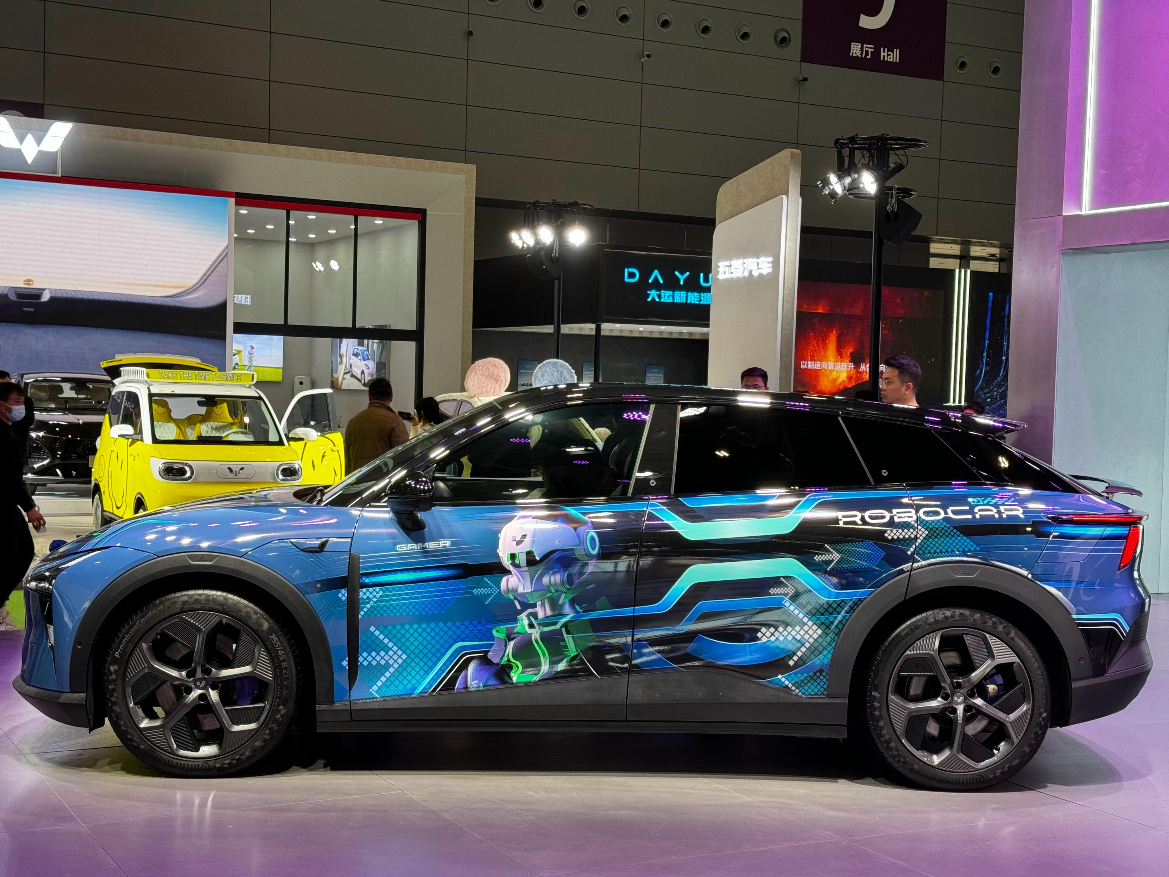 今天正好有空来深圳会展看看改装车展,极越01直接把ai画像贴满车身,既