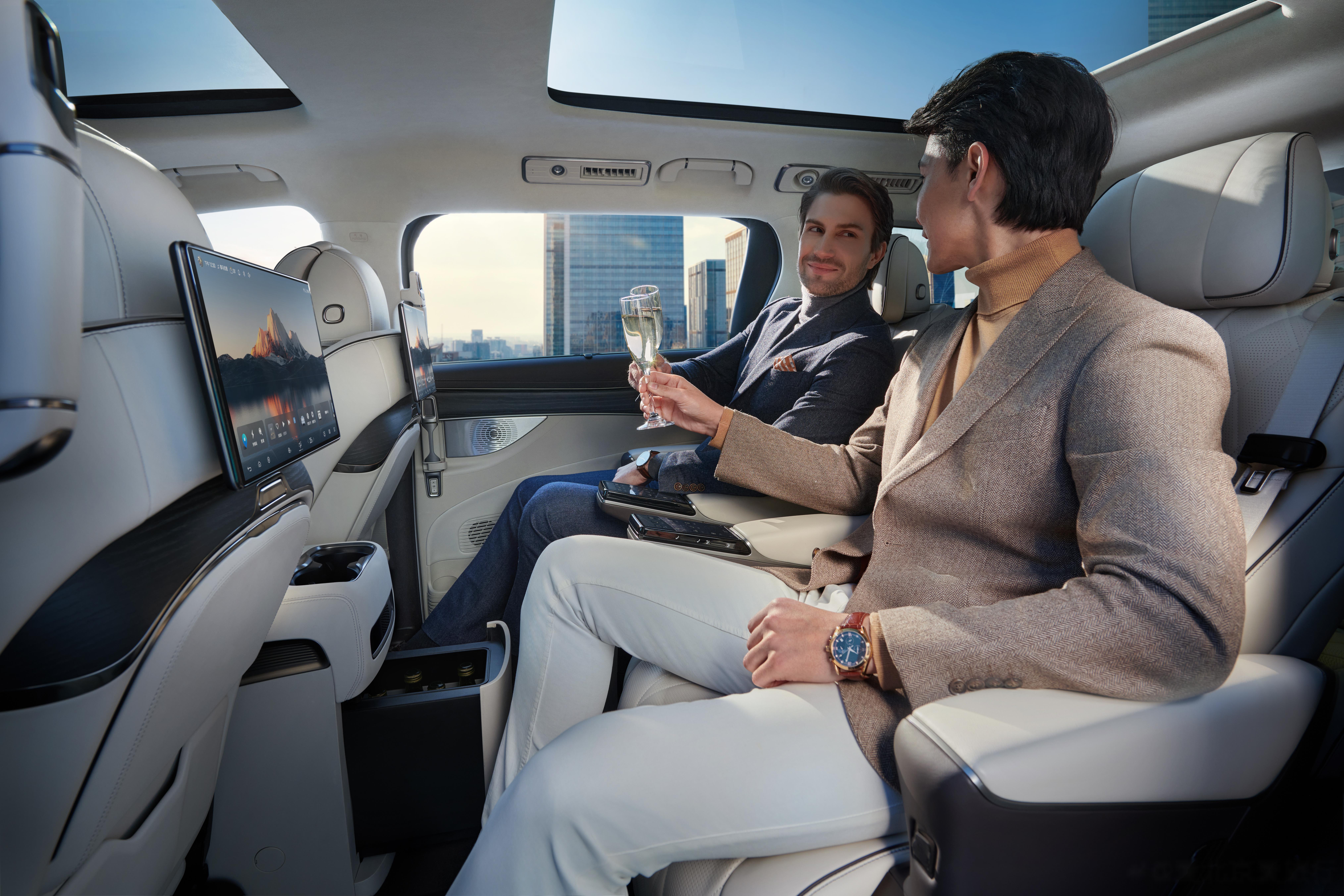 腾势d9可以说既是一辆"商务车"又是一辆"保姆车",商务接待,这车外观够