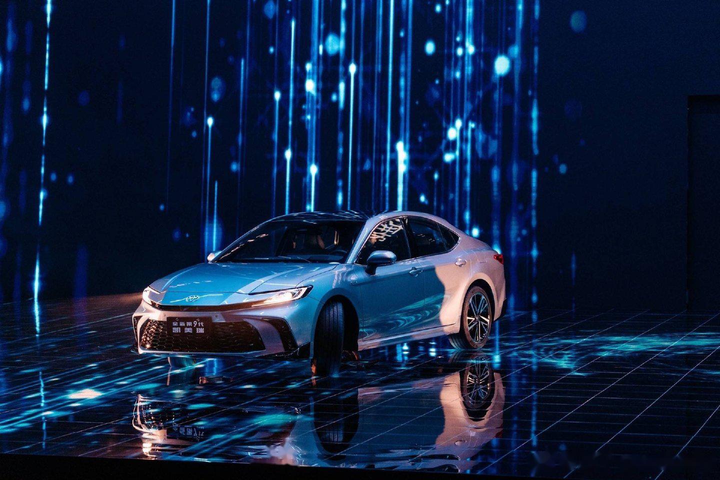 丰田 9代凯美瑞 外观:整体的外形酷炫时尚辨识度高 内饰:成熟稳重上