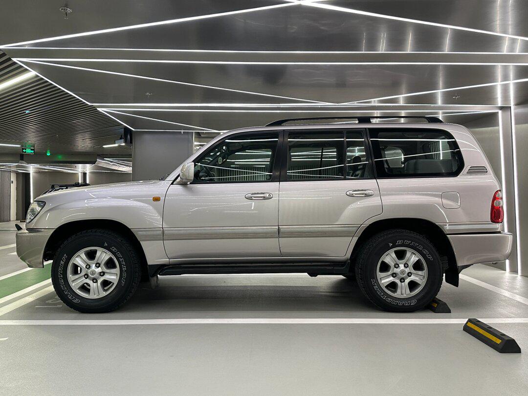 这是一台2003年陆地巡洋舰4700 lc100