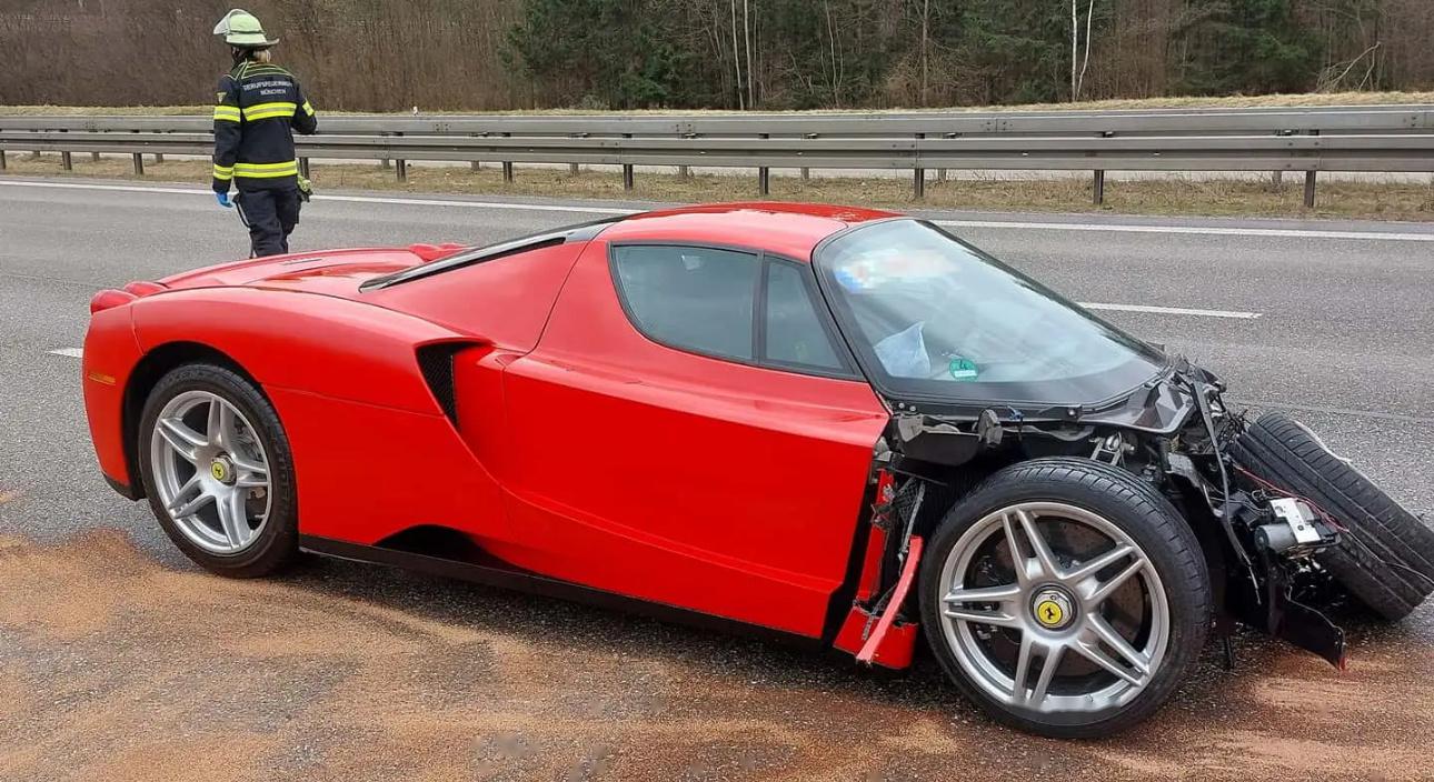 法拉利恩佐遭遇事故给发动机撞没了