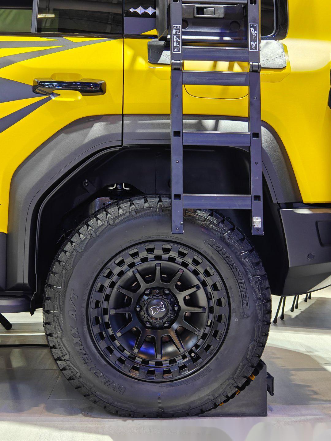 来2024深圳国际改装展方程豹展台转转.