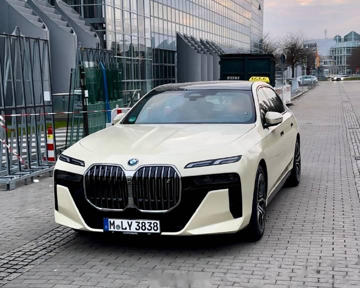 来看看德国特产出租车有多豪横～05奥迪a8,奔驰s级,宝马i7.