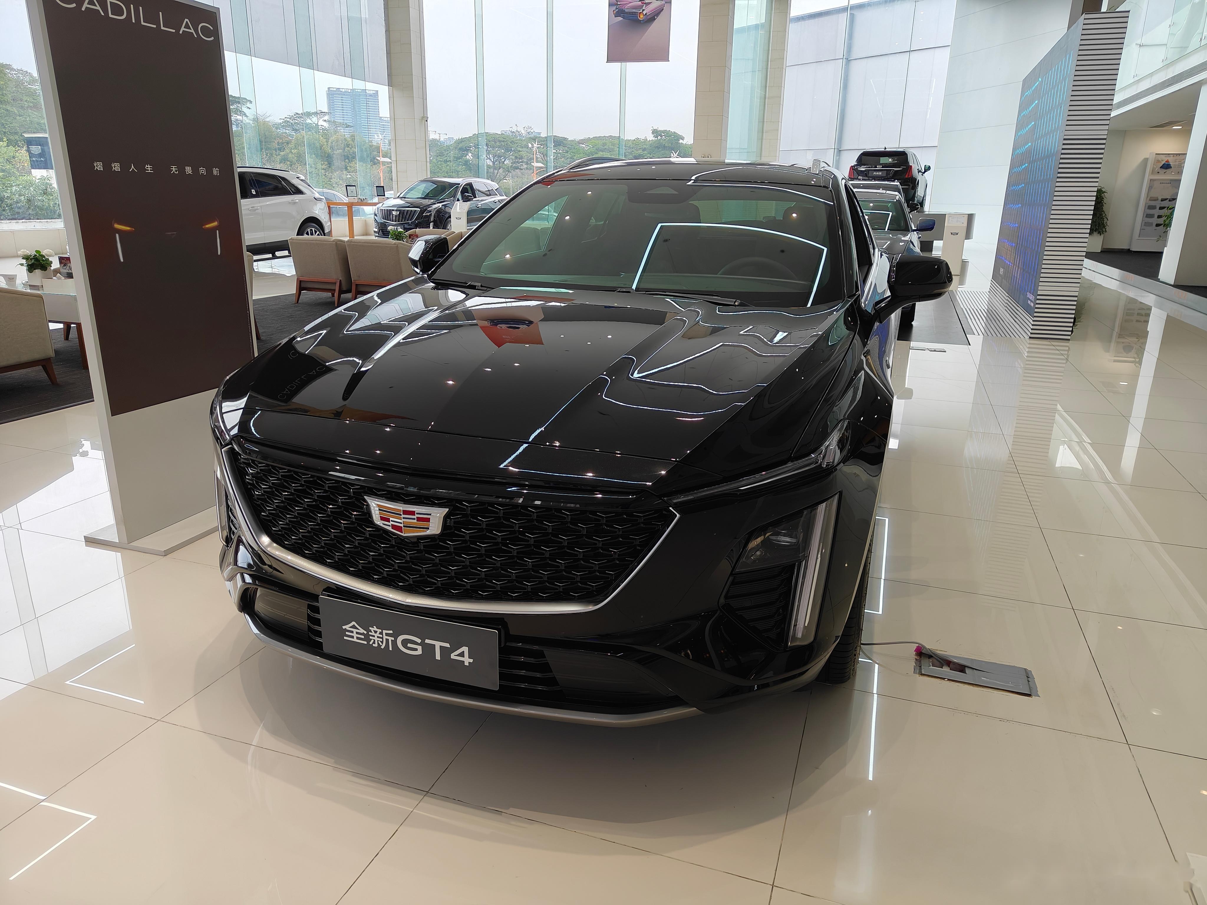 凯迪拉克gt4这车外形挺好看的,前排座椅能正常坐人而且坐进去环抱感很