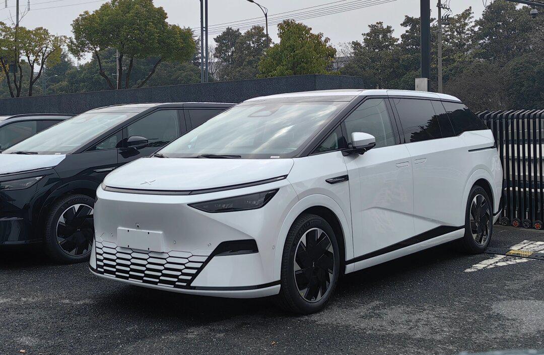 小鹏x9 超级大白 奶白奶白的挺好看的