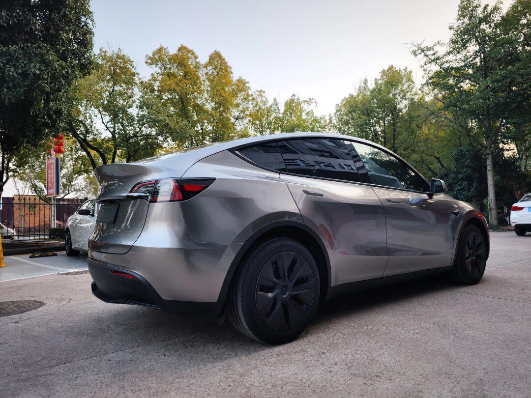 04液态金属银特斯拉model y,演绎科幻与时尚_model y社区_易车社区