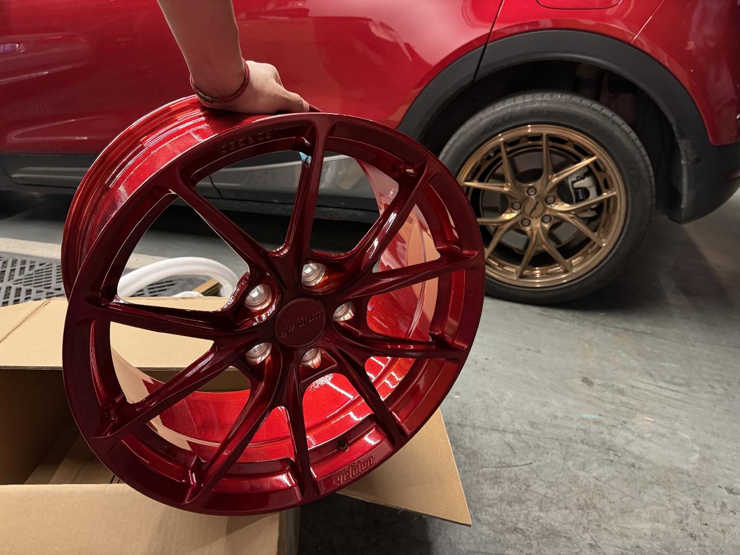 我好难才找到这一套 跟型格轮毂同样喷涂效果的红色轮毂 果冻的透亮