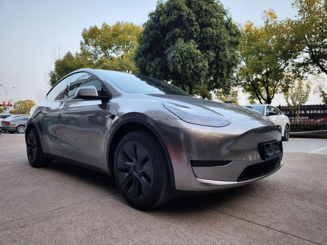 04液态金属银特斯拉model y,演绎科幻与时尚_model y社区_易车社区