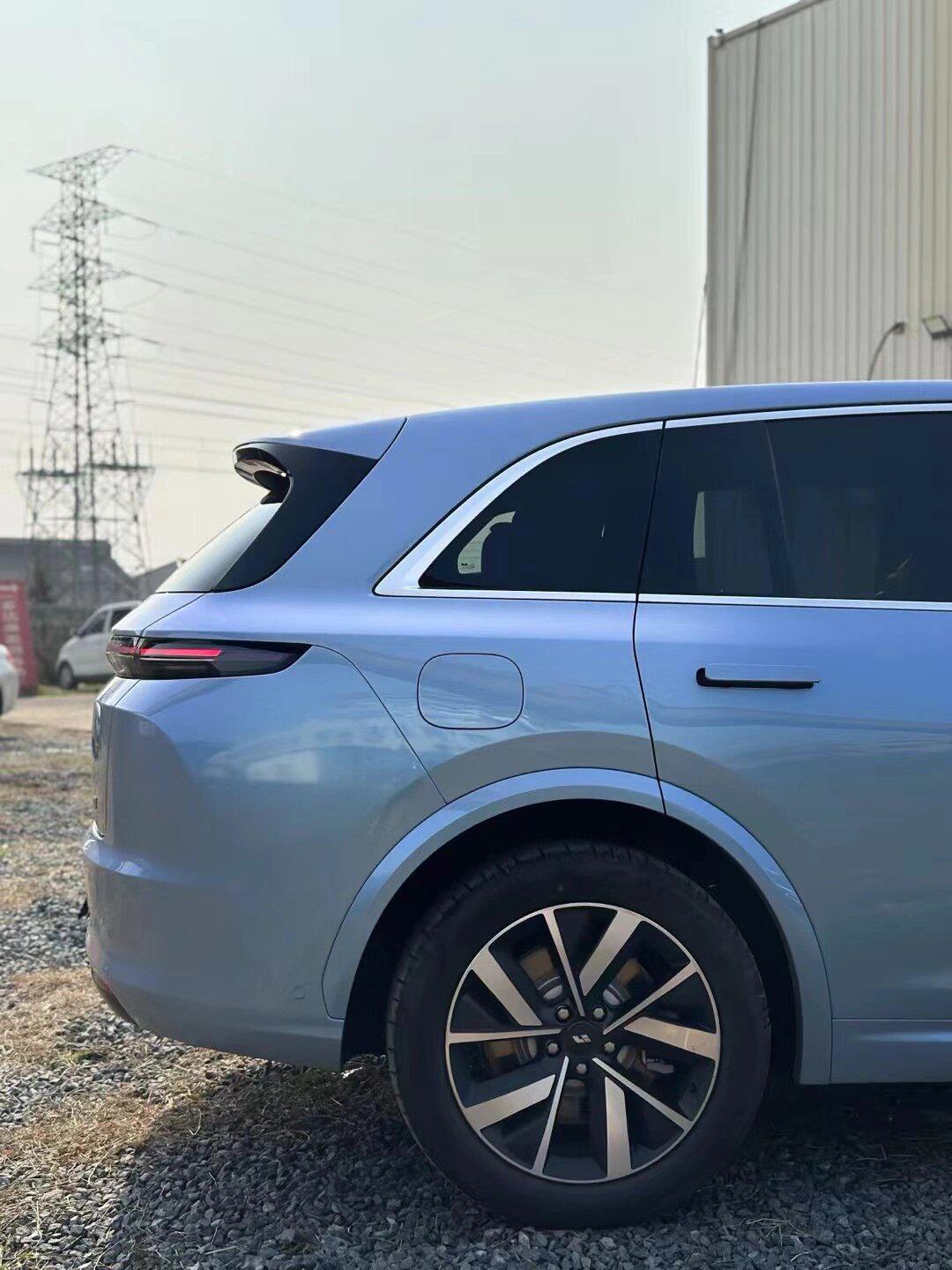 94理想l7贴梦幻岩石灰改色膜,惊艳全场!