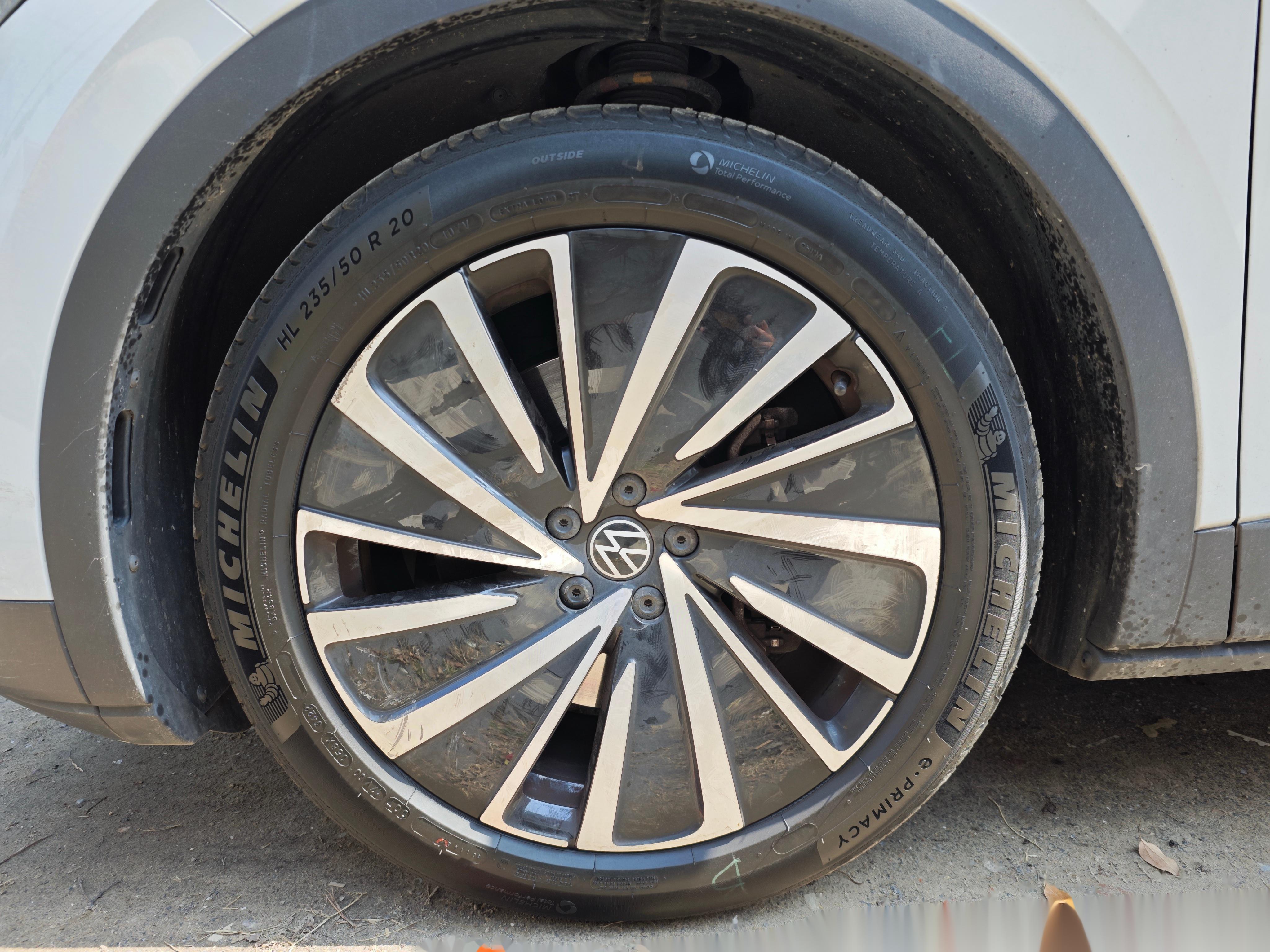 在稍粗糙的路面上行驶,空腔声明显, 原车是固特异御乘2自修复轮胎.