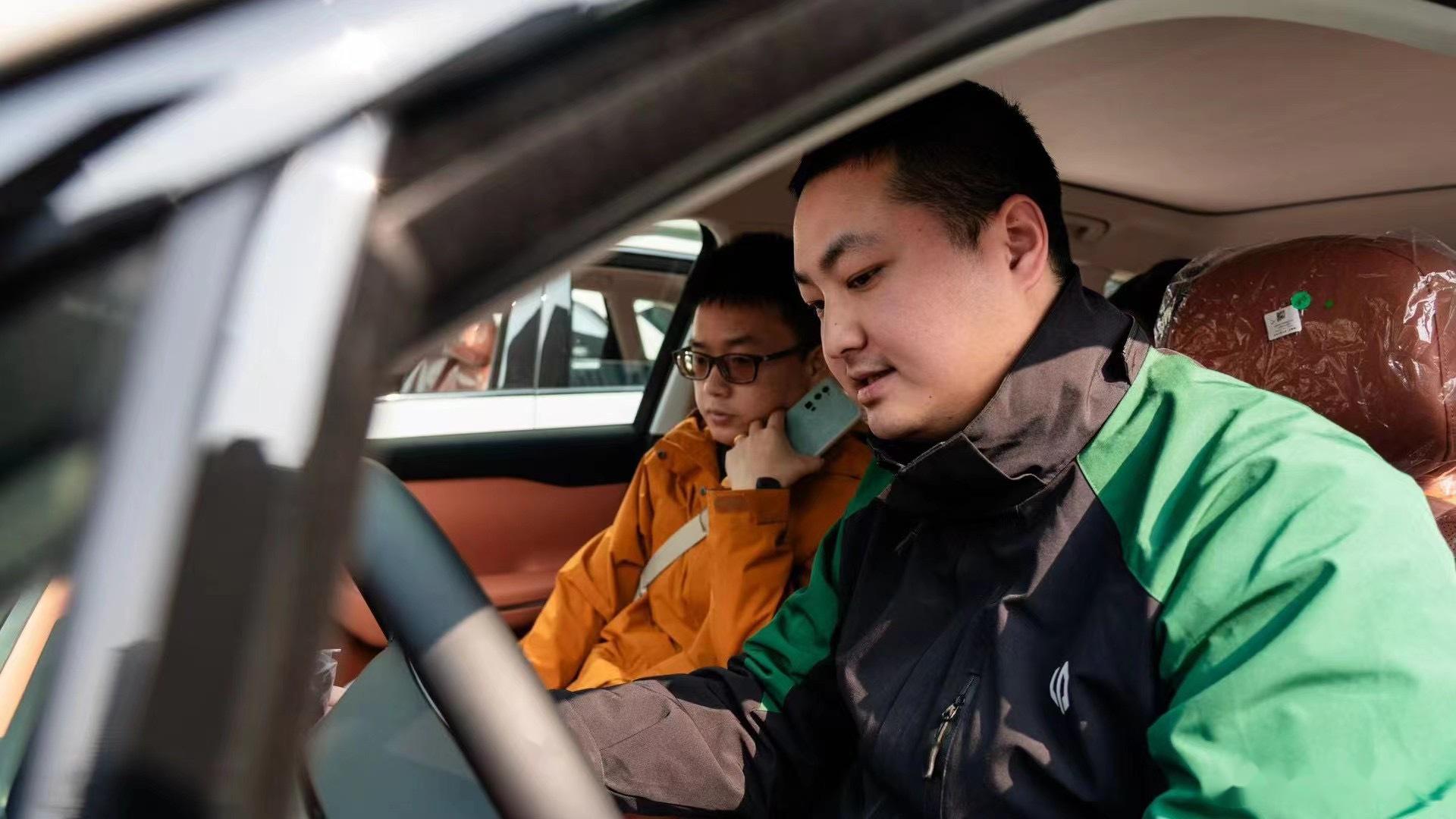 看到杭州零跑交付中心的周末近况 交付高峰,应该是有个十台车一起 朱