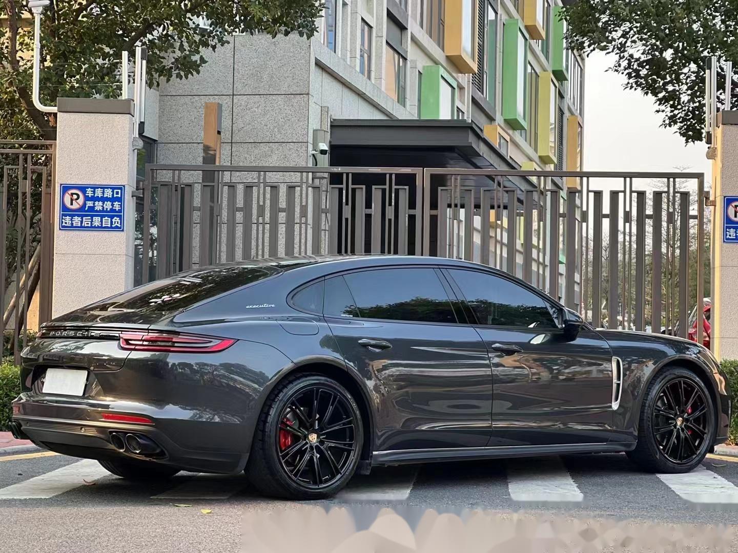 19年帕拉梅拉行政加长 四驱 实表3万多公里 alcantare流星顶 碳纤维方