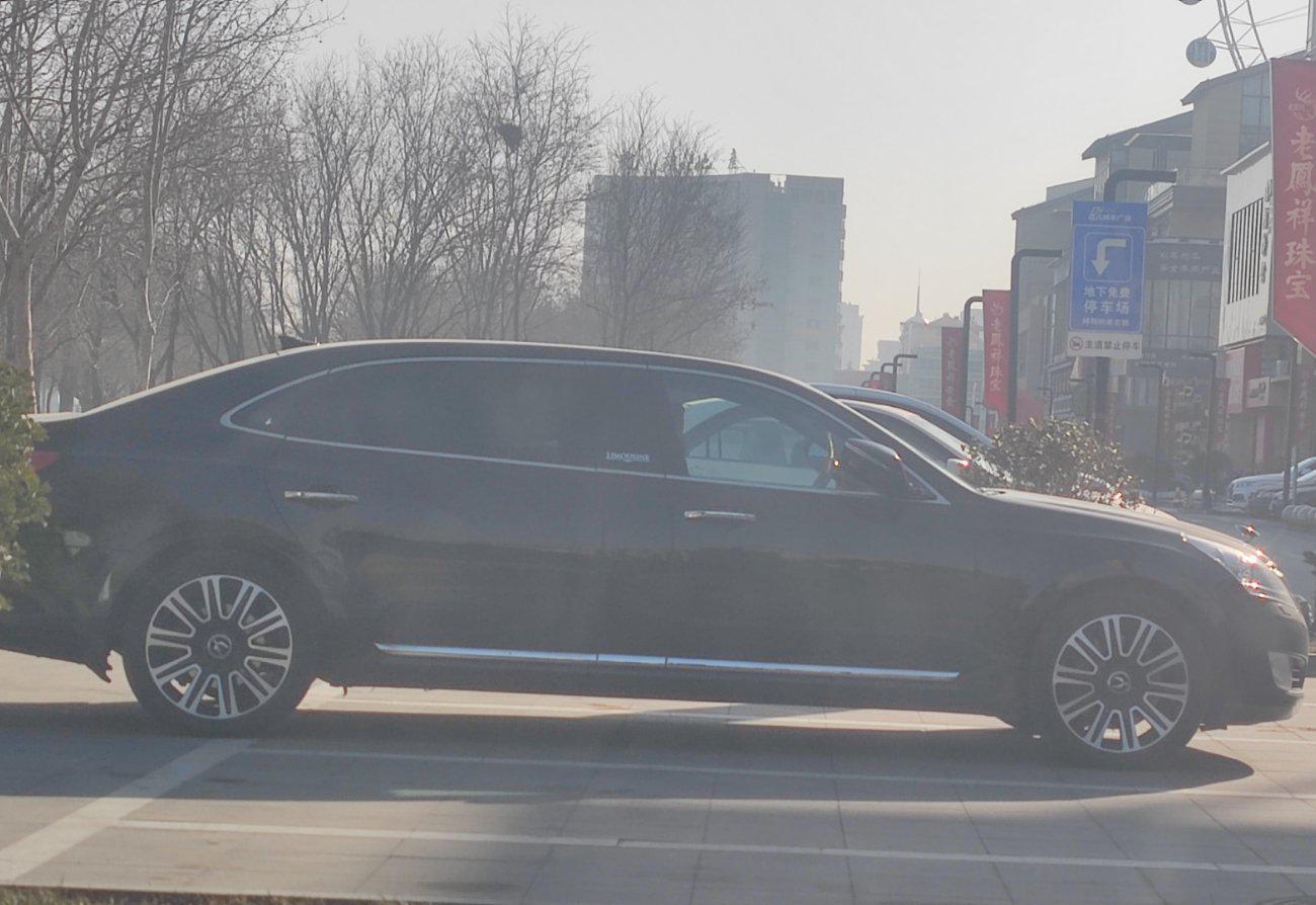 振宇说车#现代雅科仕# 路遇进口韩国现代雅科仕豪华轿车,轮圈造型耐看