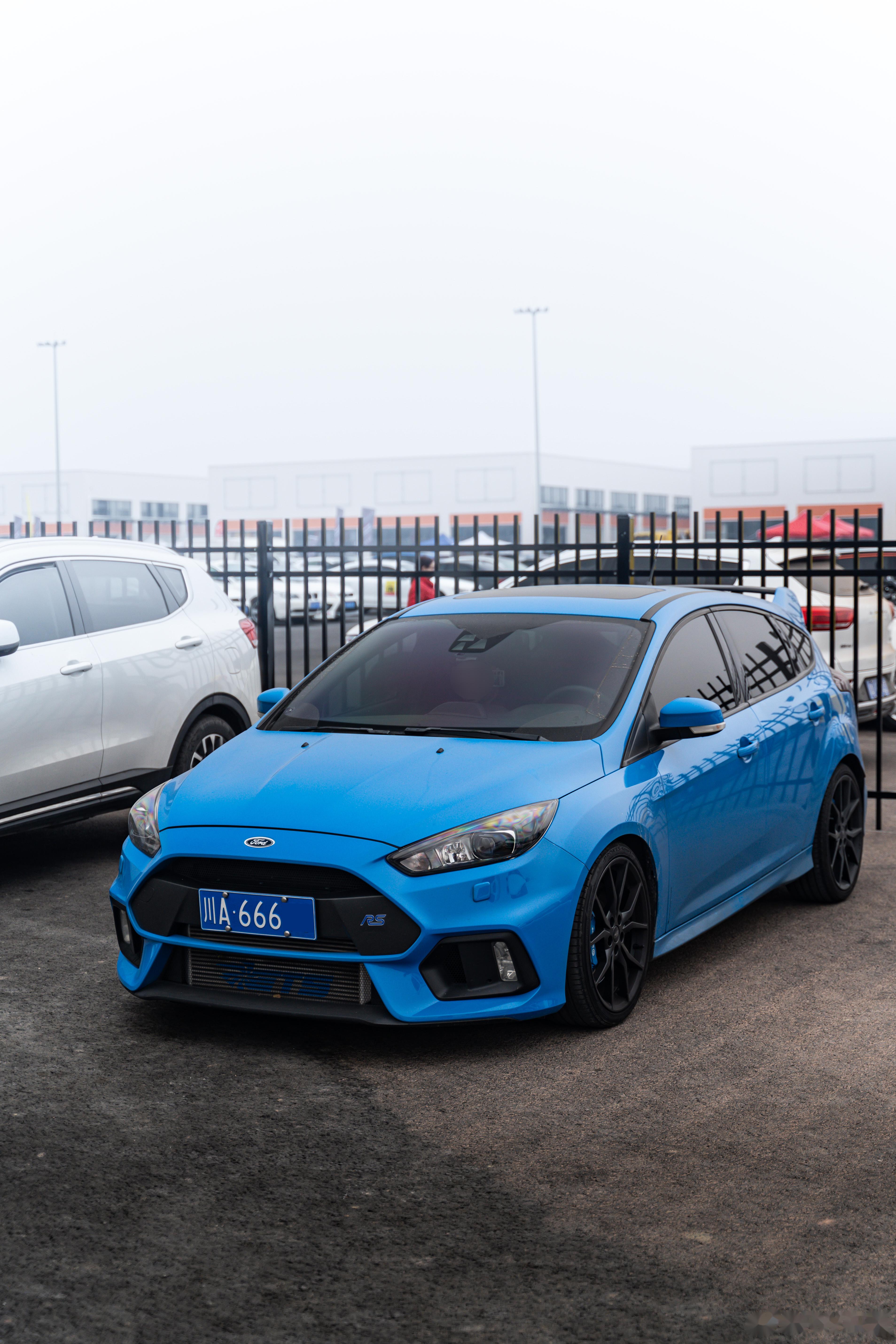 ford focus rs 搭载2 3t发动机的四驱小钢炮