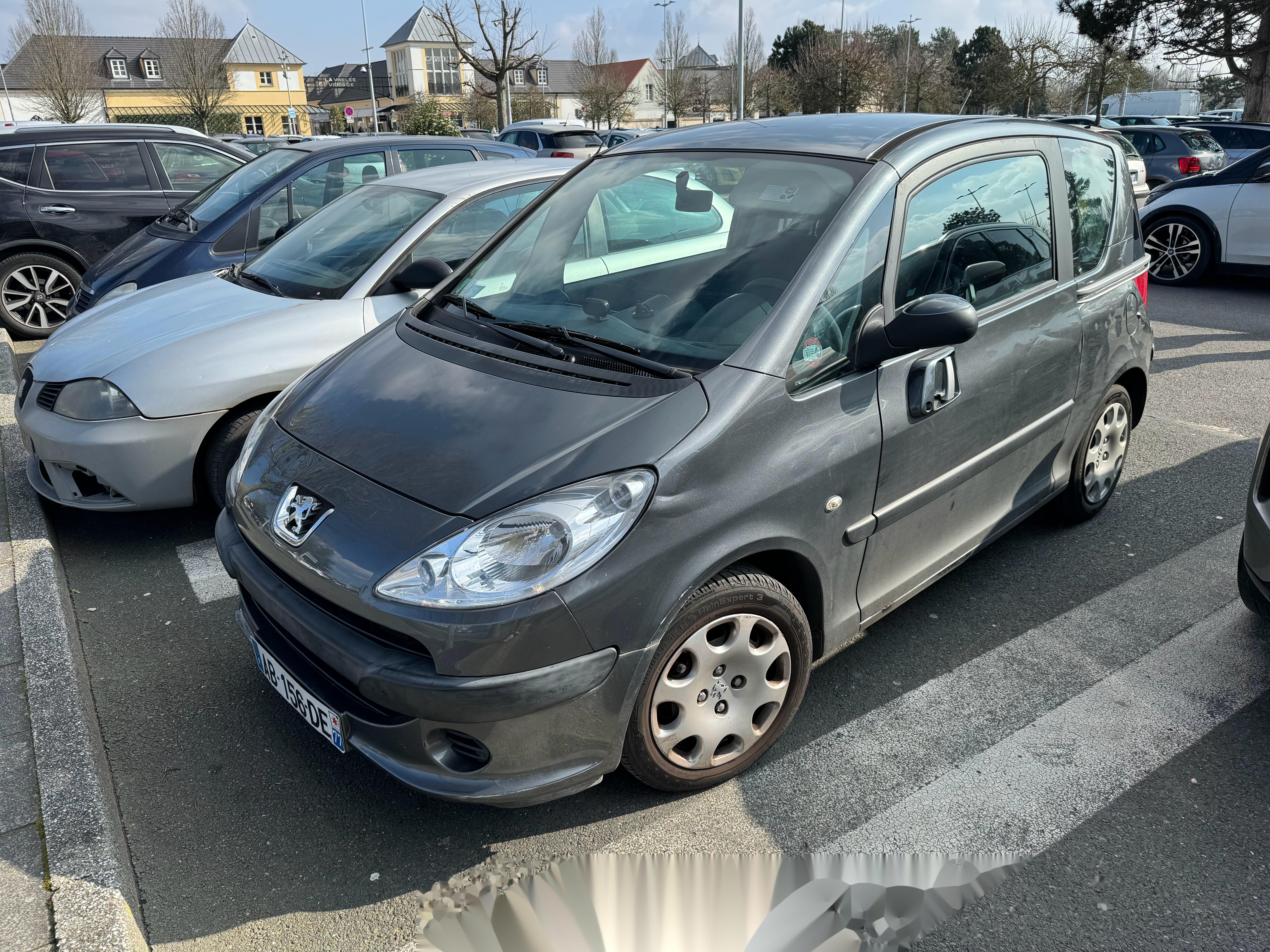 在巴黎碰到的侧滑门的标致1007,这台车从尺寸上来看是标准的a0级小车