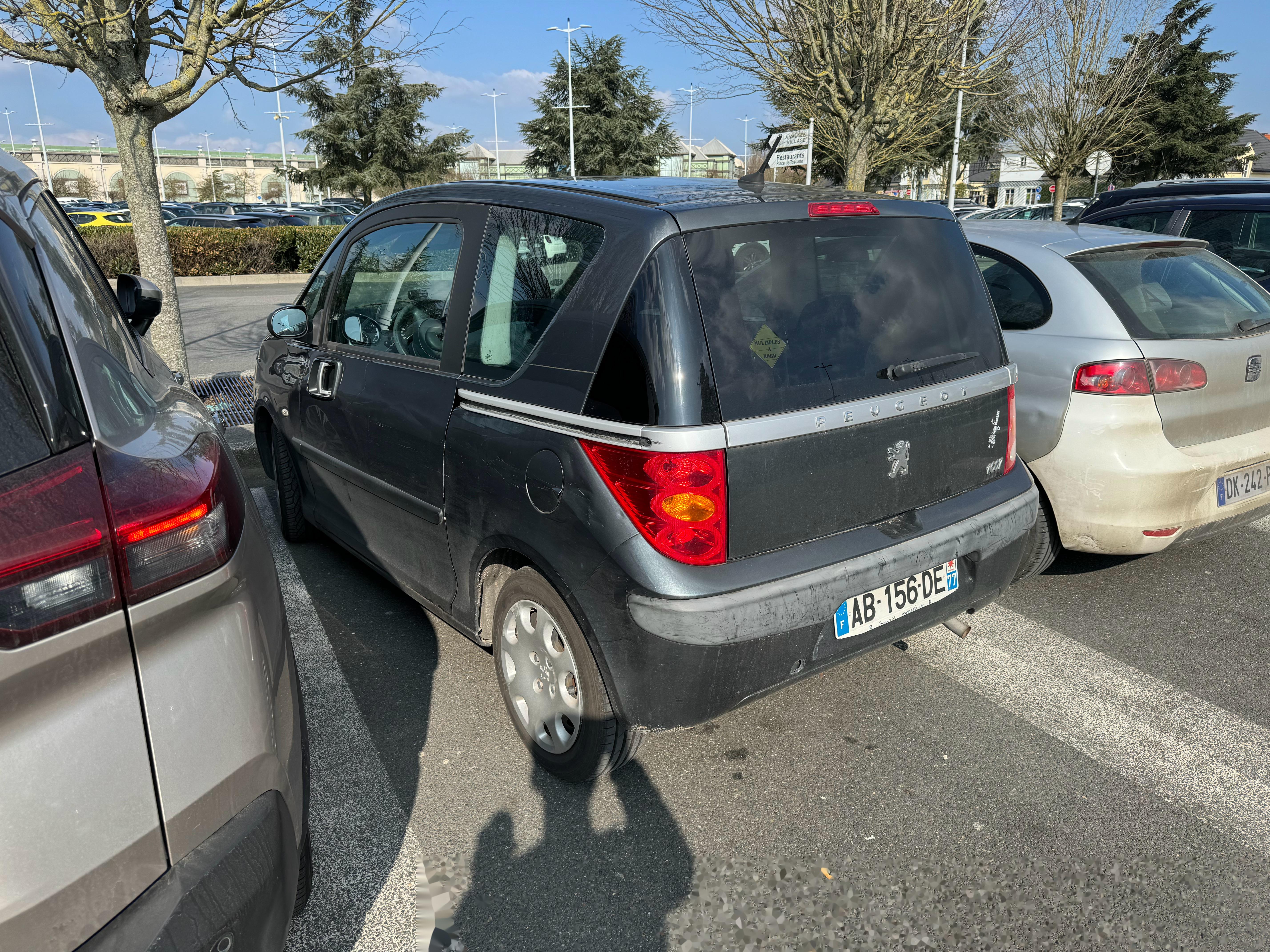 在巴黎碰到的侧滑门的标致1007,这台车从尺寸上来看是标准的a0级小车