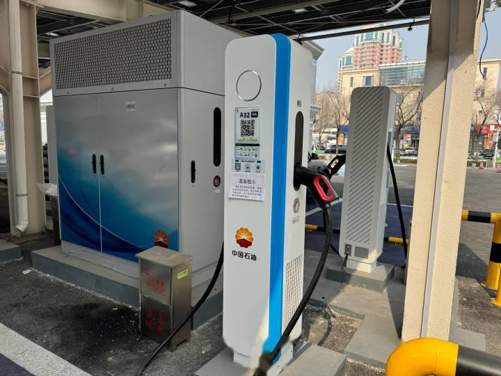 发现家门口这一大片中国石油充电桩是跟华为合作的吧,最大功率能达_问