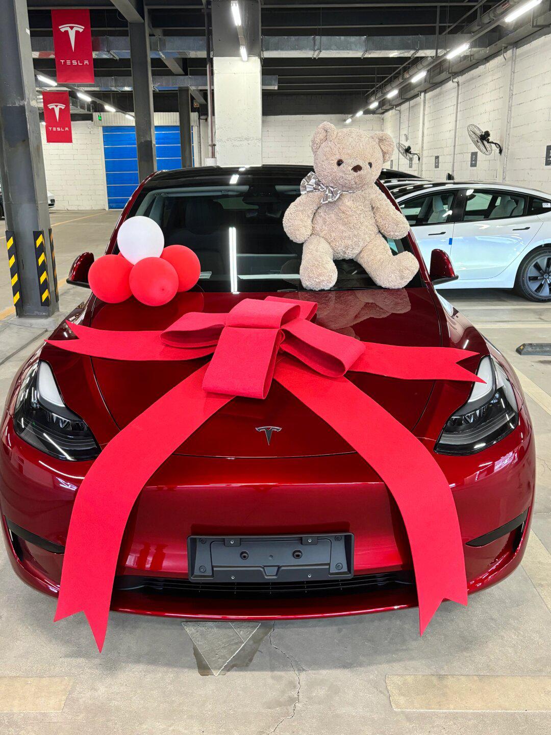 无滤镜实拍特斯拉model y烈焰红