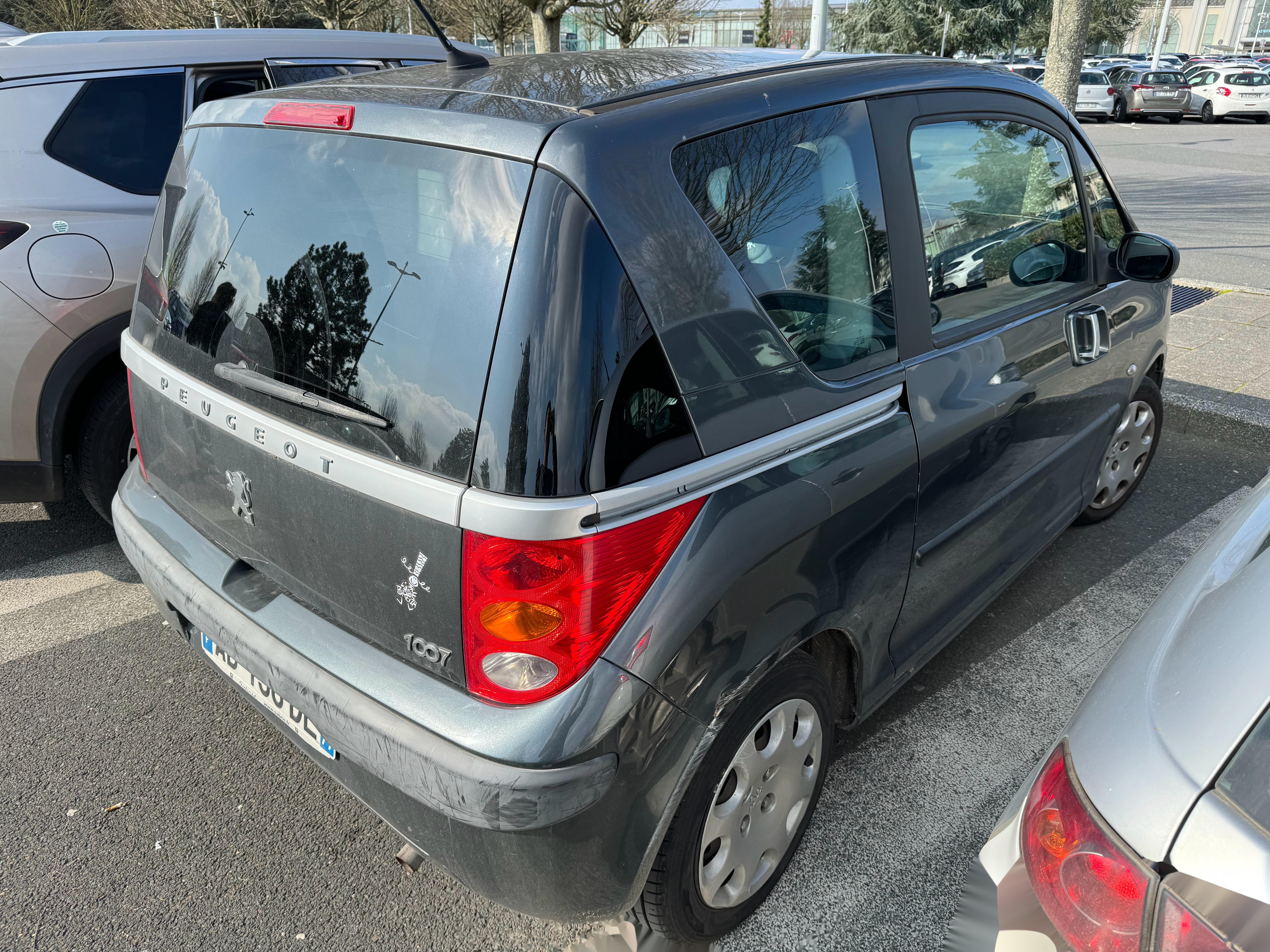 在巴黎碰到的侧滑门的标致1007,这台车从尺寸上来看是标准的a0级小车