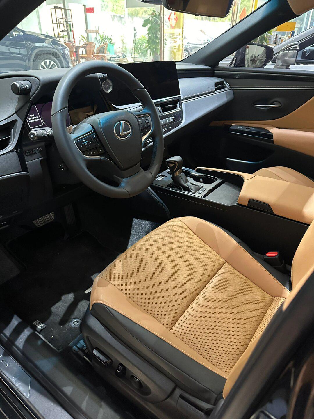 出一台准新车雷克萨斯es260