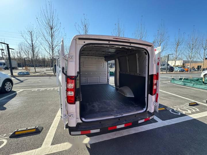 18万起 纯电封闭货车 城市跑货拉拉神器 有网友问: 五菱