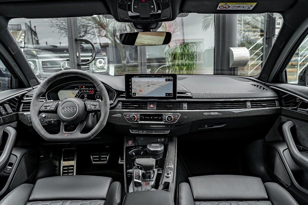 奥迪 rs4 avant 迷人的瓦罐