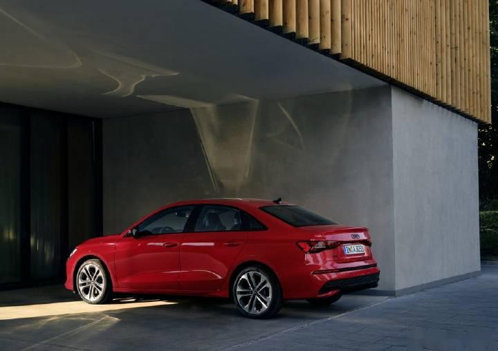 奥迪官方发布了新款奥迪a3的官图,外观看起来变化不大,两厢版还是很