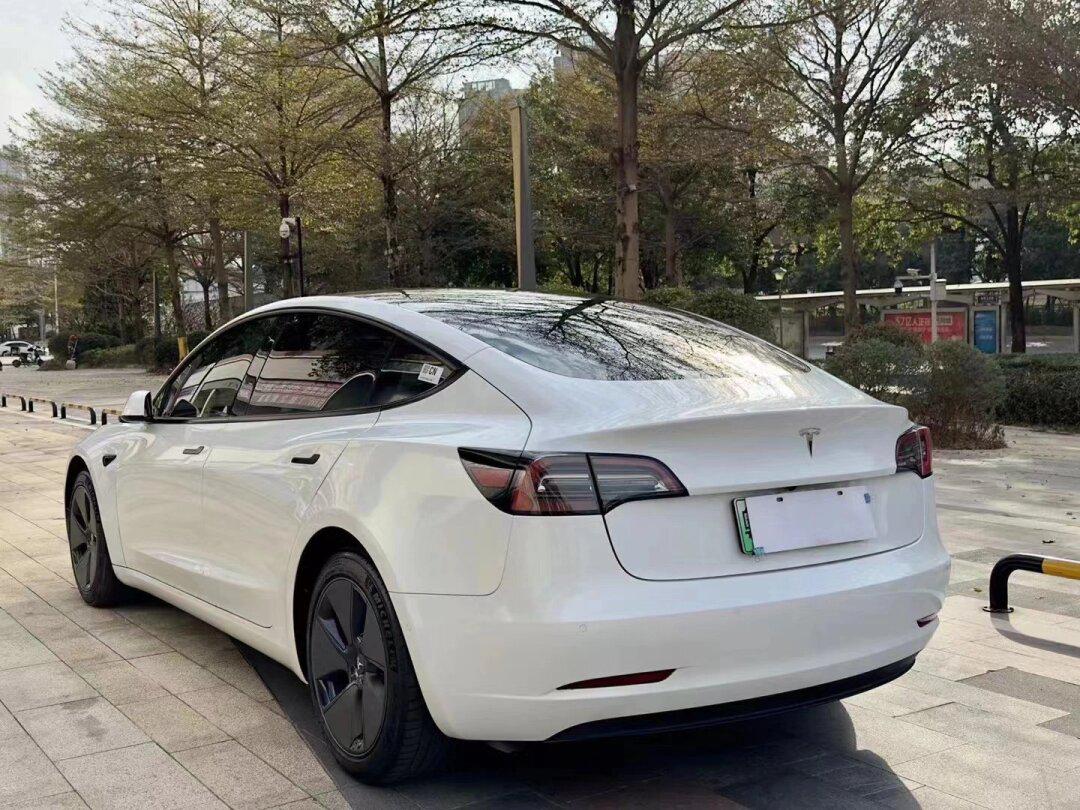 21年特斯拉model3 标准续航后驱版, 21年上牌,选装白色车漆,官方续航4