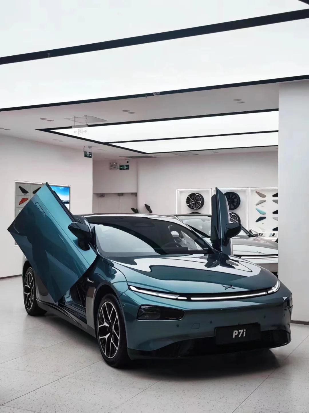 最新消息,小鹏官方发了个鹏翼门的设计师原稿,据可靠情报称:"是p7i有