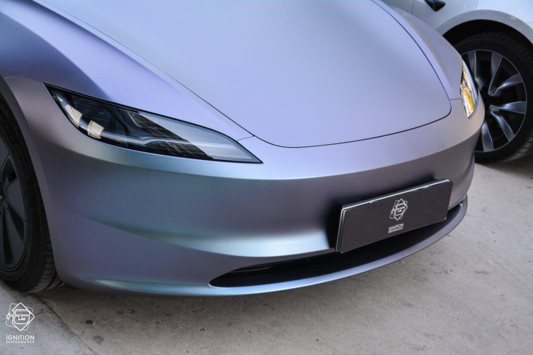 两台特斯拉焕新3改色和车衣一起交付