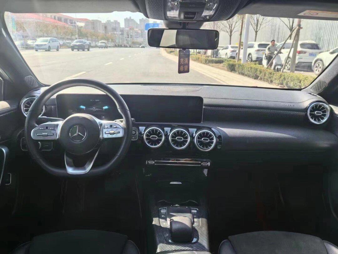 20年奔驰a200l,电动座椅,分段式双天窗,液晶大连屏,原版车况,小姐姐