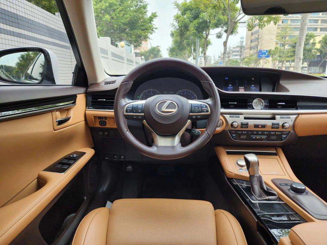 2015年雷克萨斯es200 舒适版 本地一手车,9万多公里,15改款2.0l