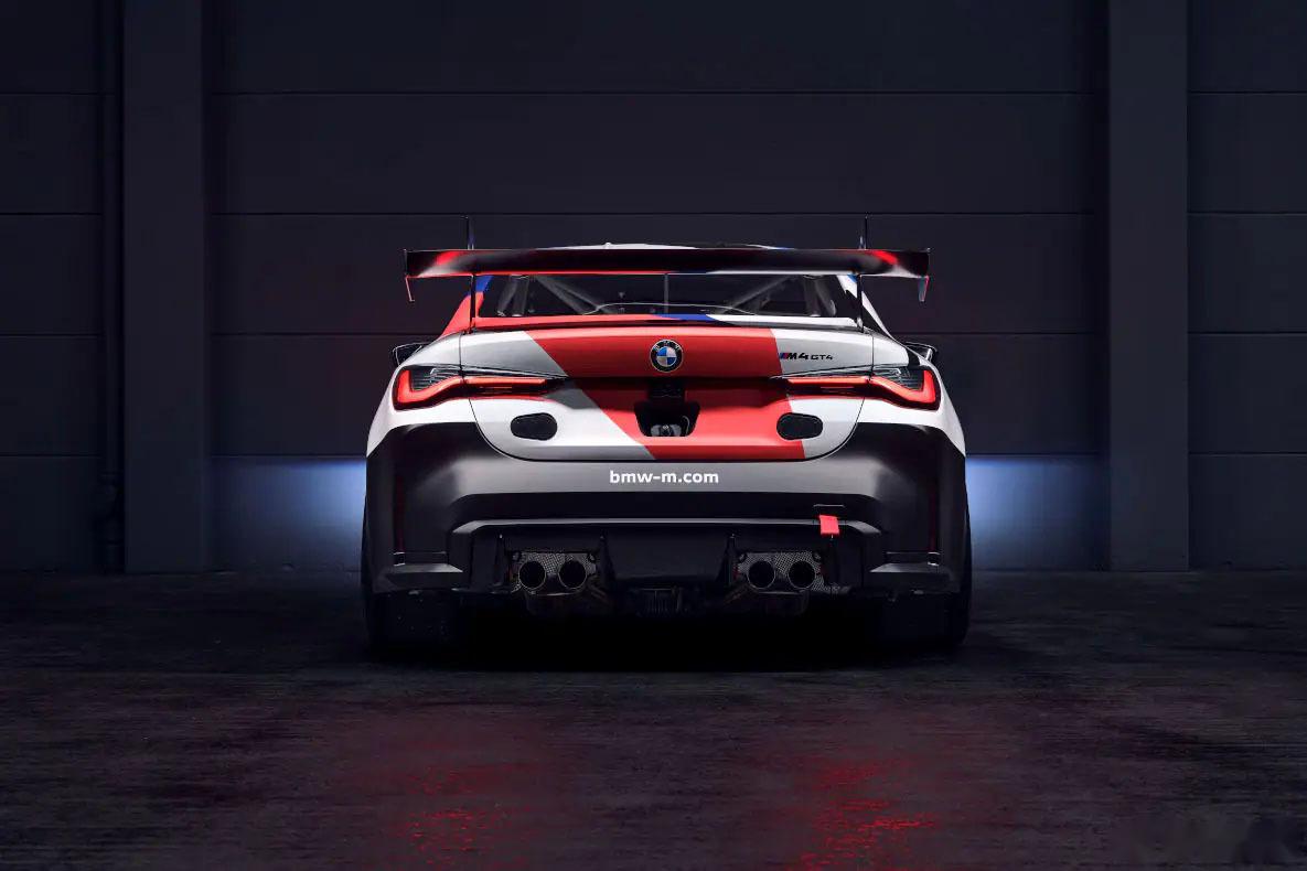 bmw的赛车超级帅,尤其是这身涂装,蓝紫红的三色条纹!