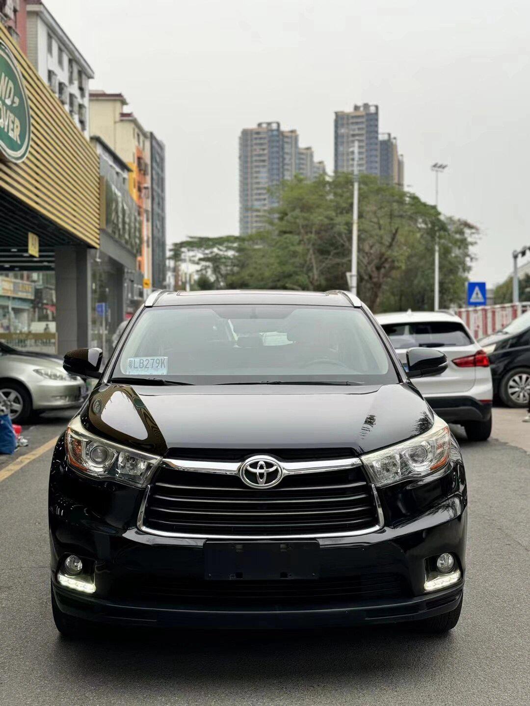 准17年丰田汉兰达,售价12.9890 四驱豪华版7座车,2.