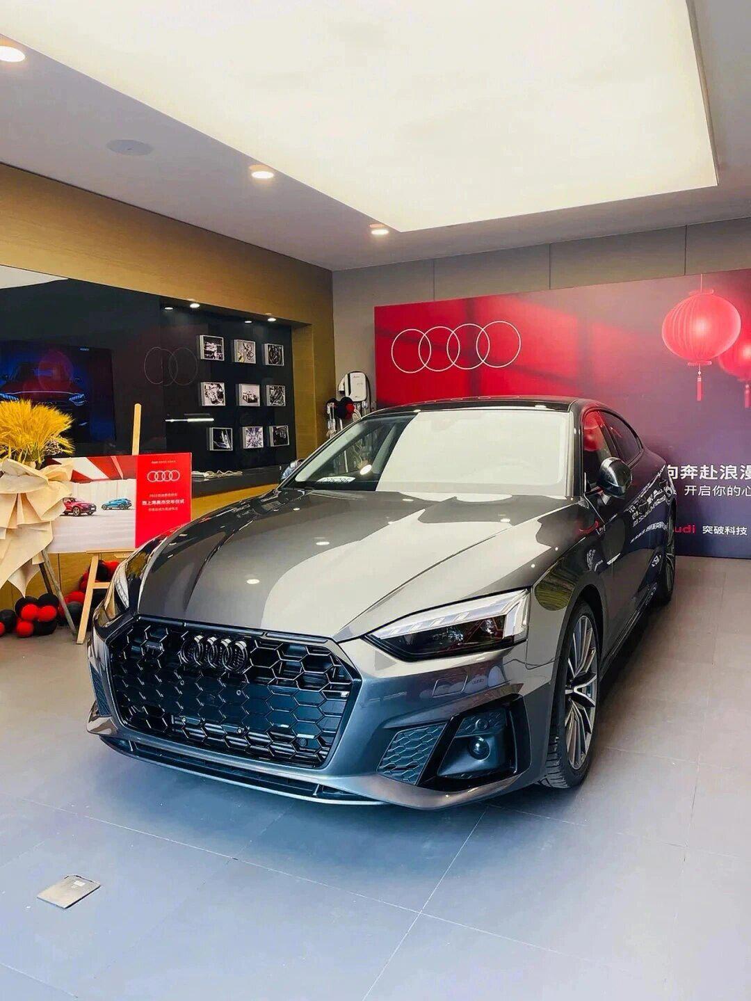 24款奥迪a5 40tfsi 四驱豪华 天云灰 黑