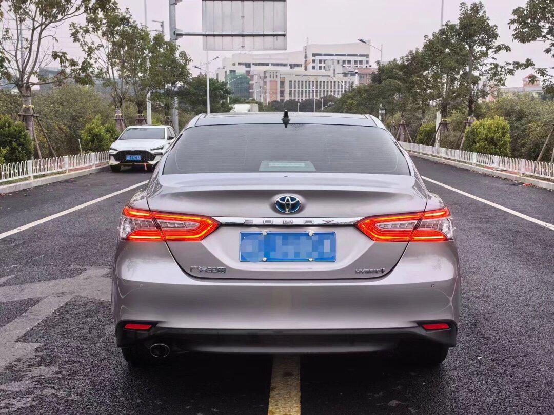 【凯美瑞2.5双擎】22年10月上牌,本地一手车极品车况,行驶4.