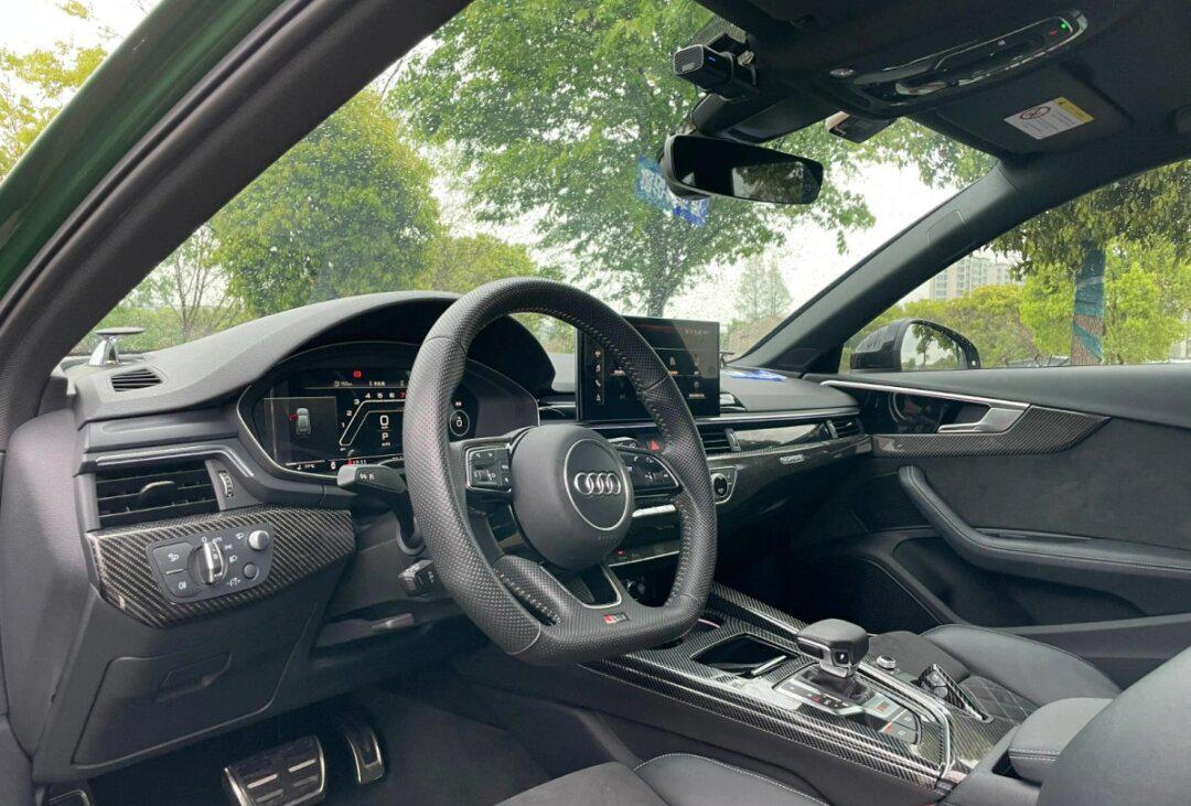 奥迪rs4 售价:65.5万元 上牌日期:2021年1月 车辆车型:轿车 车辆产