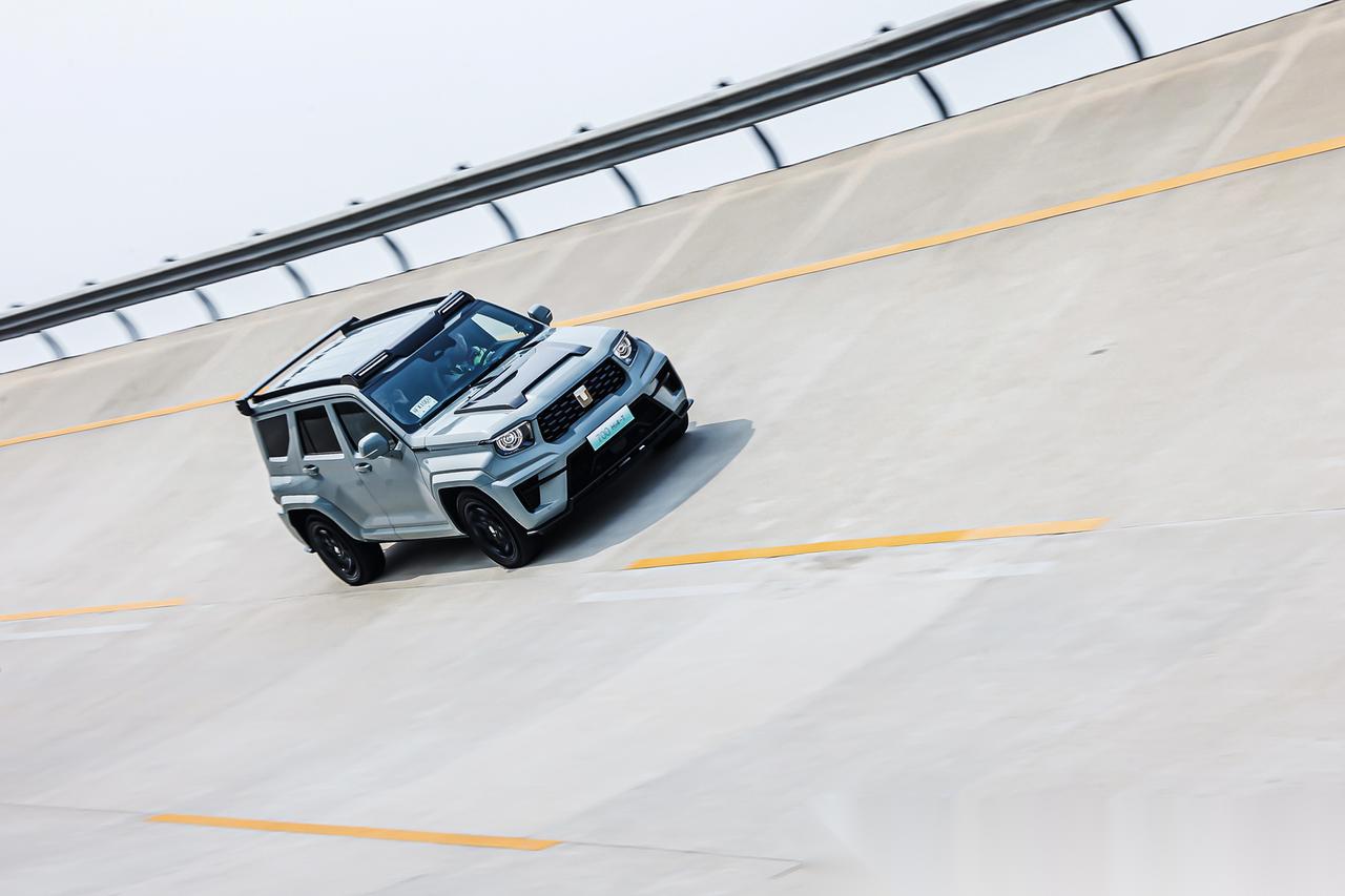 近日,坦克700 hi4-t限定版在长城汽车技术中心开启用户交付,长城汽车